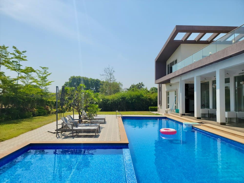 Piscina residencial integrada à arquitetura e ao paisagismo