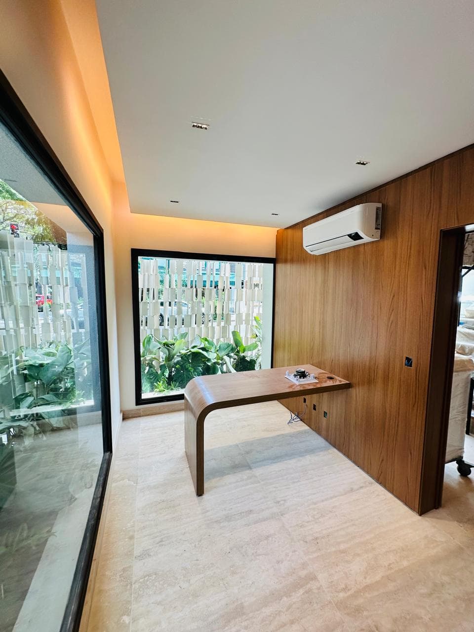 Ambiente comercial finalizado com marcenaria e jardim lateral